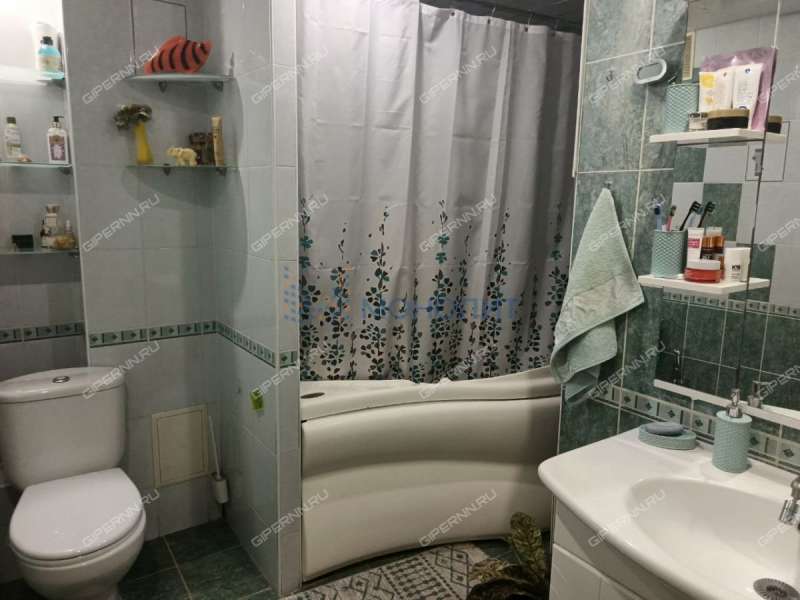 трёхкомнатная квартира на улице Александра Хохлова дом 21