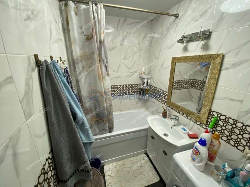 трёхкомнатная квартира на бульваре 60-летия Октября дом 21 к2