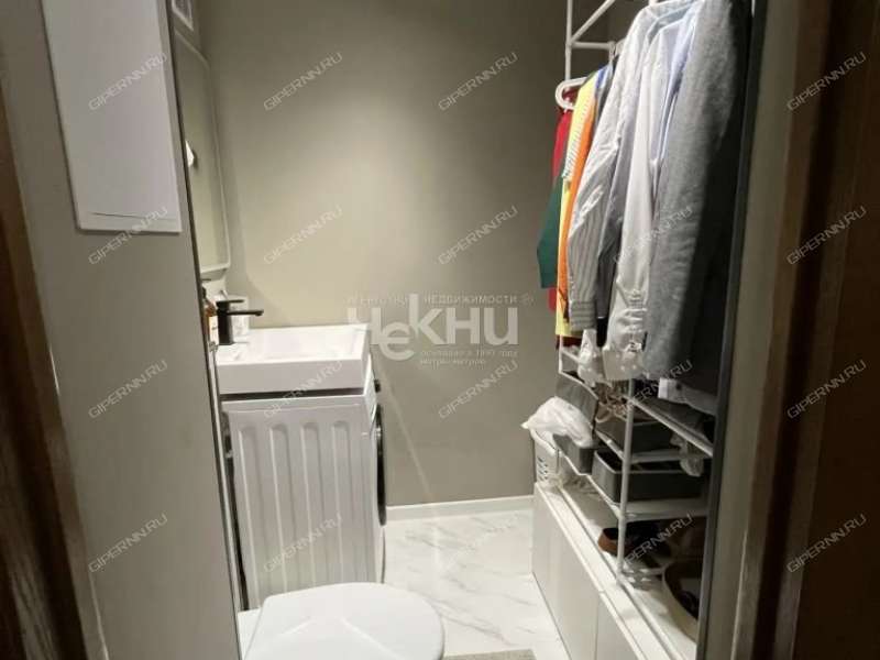 трёхкомнатная квартира на улице Александра Хохлова дом 5