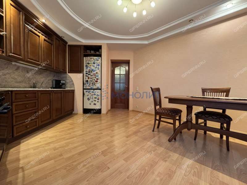 трёхкомнатная квартира на Керченской улице дом 28